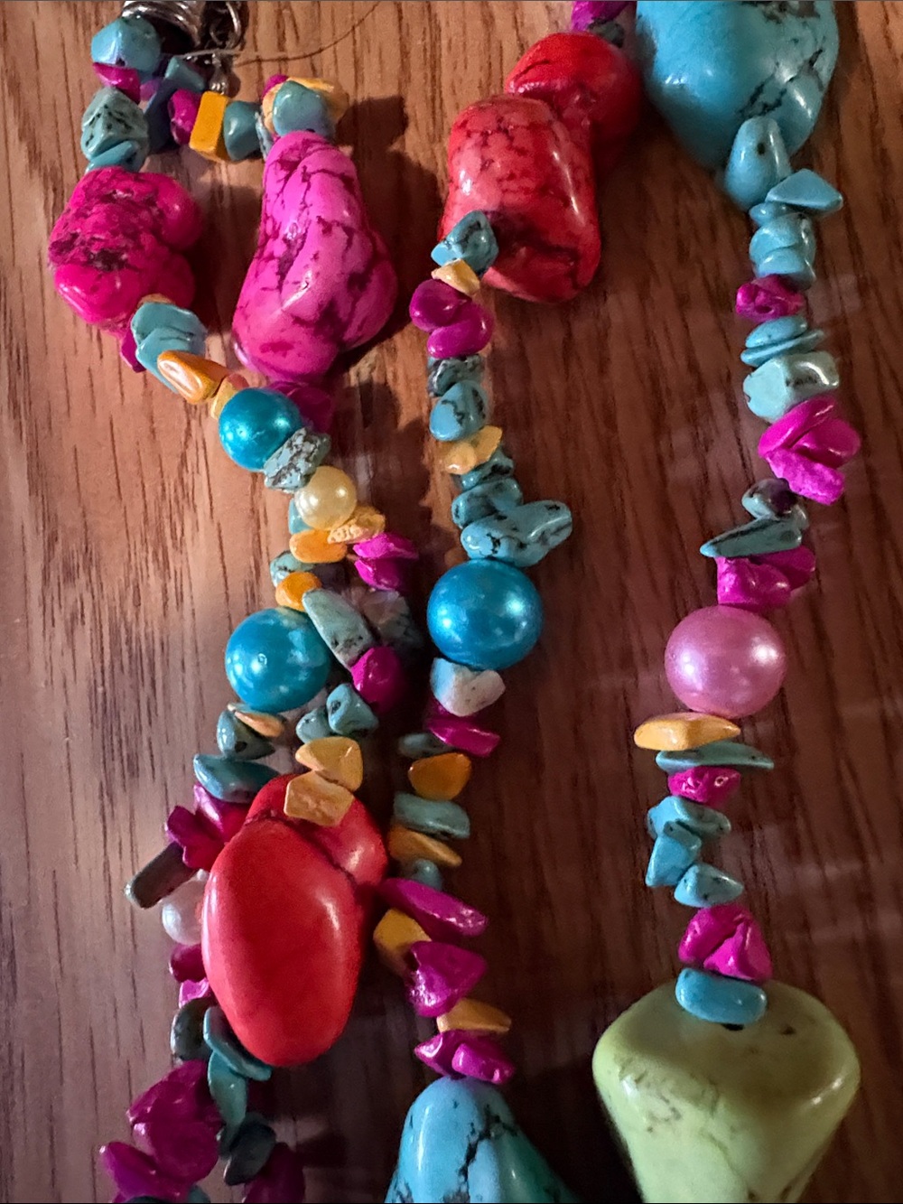 VINTAGE MULTICOLORED HOWLITE AND DYED STONE CHUNKY 18 - 21" NECKLACE - Picture 8 of 10